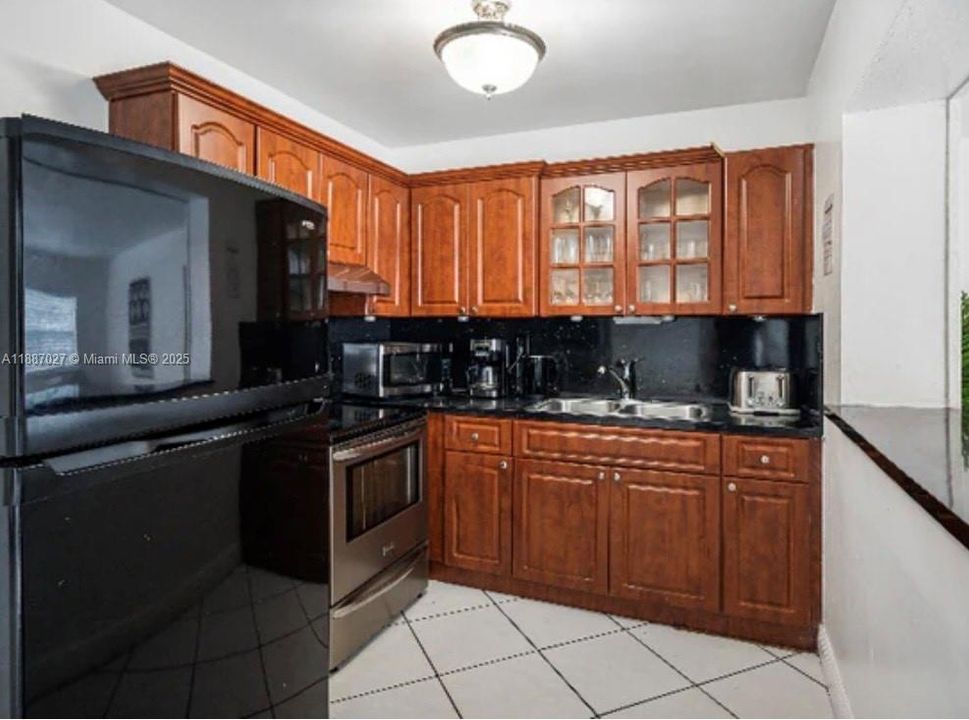 合同活跃: $4,500 (5 贝兹, 3 浴室, 1702 平方英尺)