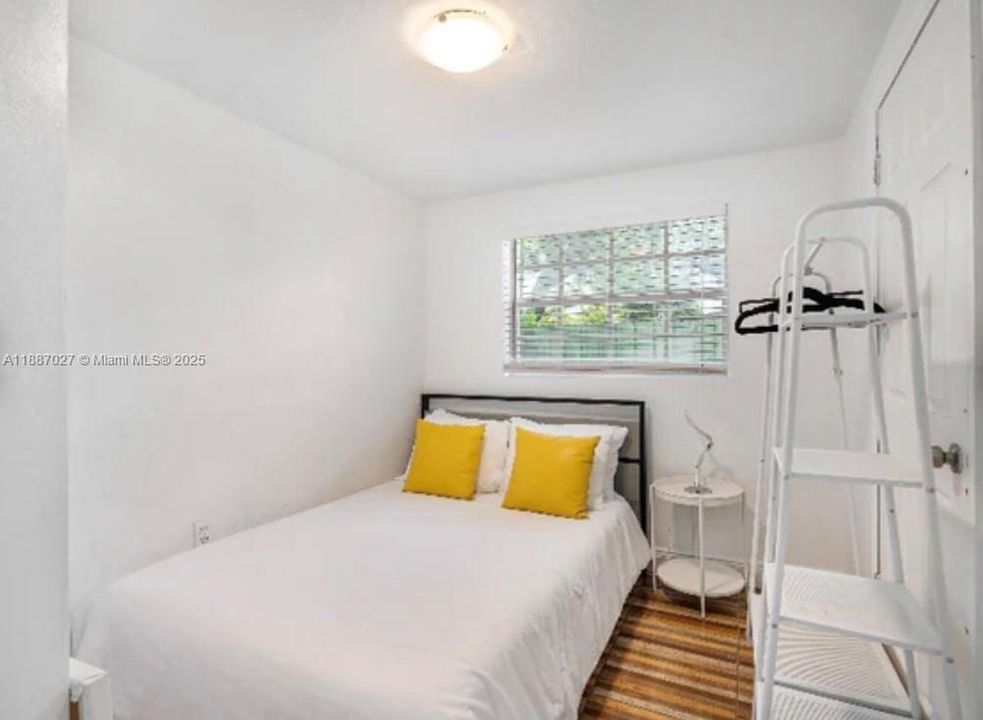 合同活跃: $4,500 (5 贝兹, 3 浴室, 1702 平方英尺)