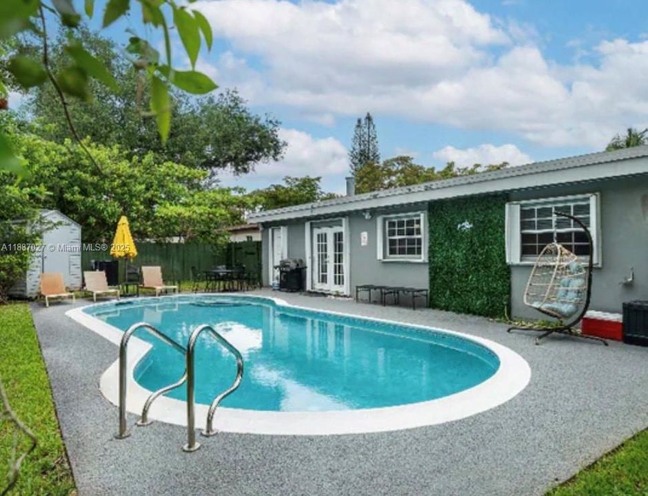 合同活跃: $4,500 (5 贝兹, 3 浴室, 1702 平方英尺)