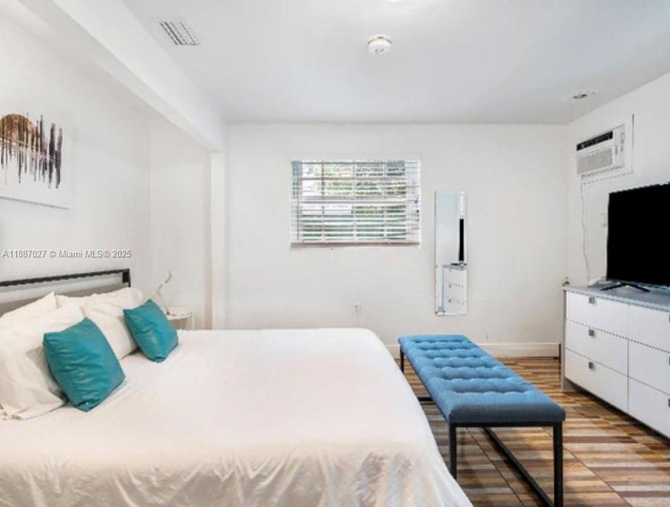 合同活跃: $4,500 (5 贝兹, 3 浴室, 1702 平方英尺)