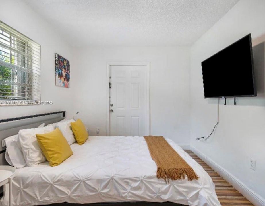 合同活跃: $4,500 (5 贝兹, 3 浴室, 1702 平方英尺)