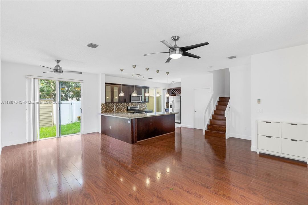 合同活跃: $520,000 (3 贝兹, 2 浴室, 1515 平方英尺)