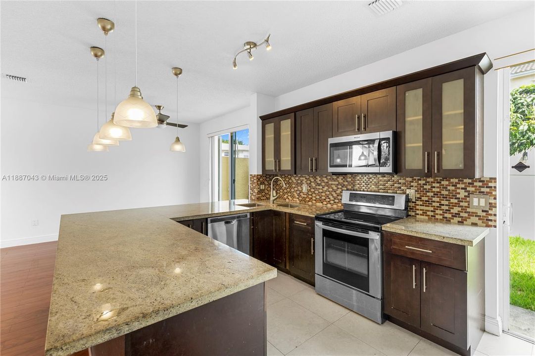 合同活跃: $520,000 (3 贝兹, 2 浴室, 1515 平方英尺)