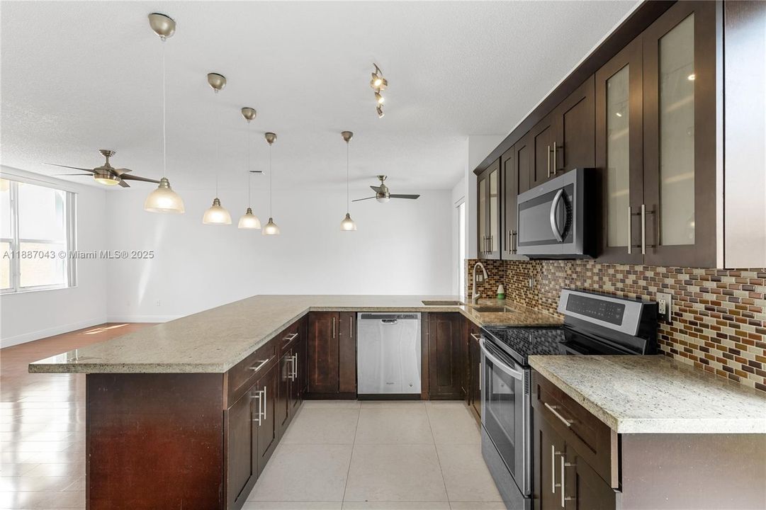 合同活跃: $520,000 (3 贝兹, 2 浴室, 1515 平方英尺)