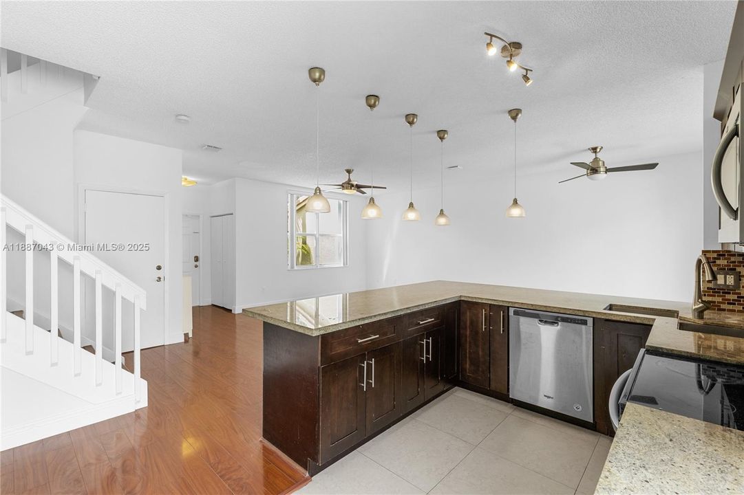 合同活跃: $520,000 (3 贝兹, 2 浴室, 1515 平方英尺)