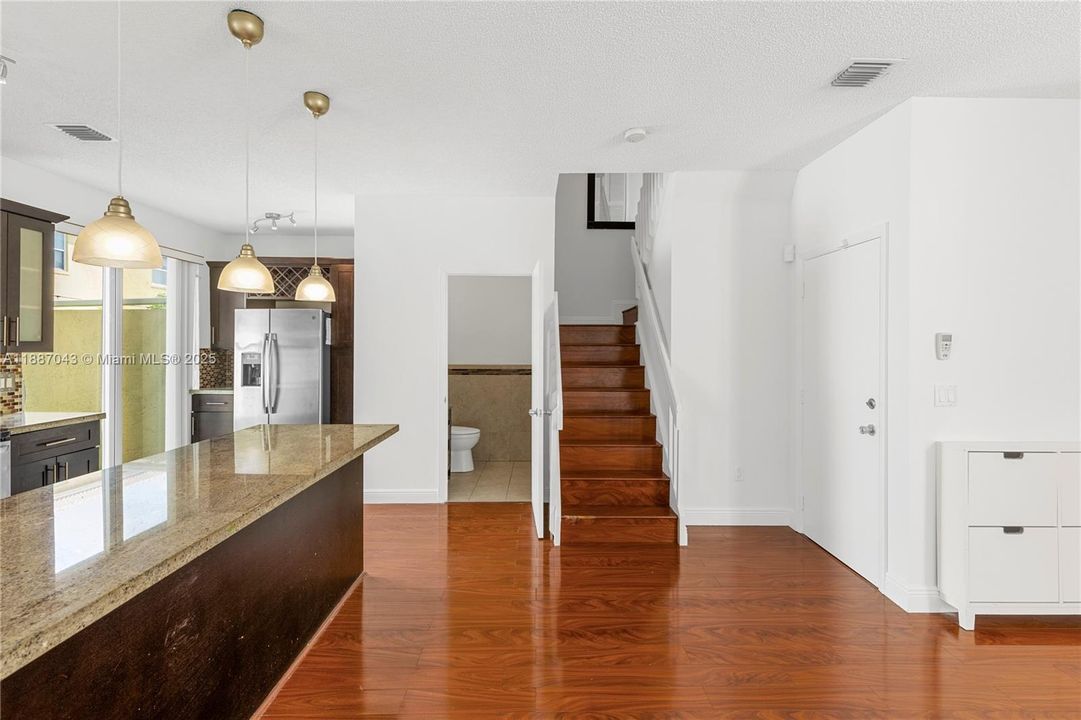 合同活跃: $520,000 (3 贝兹, 2 浴室, 1515 平方英尺)