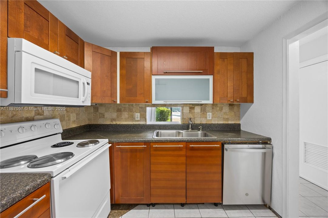 На продажу: $151,000 (1 спален, 1 ванн, 716 Квадратных фут)