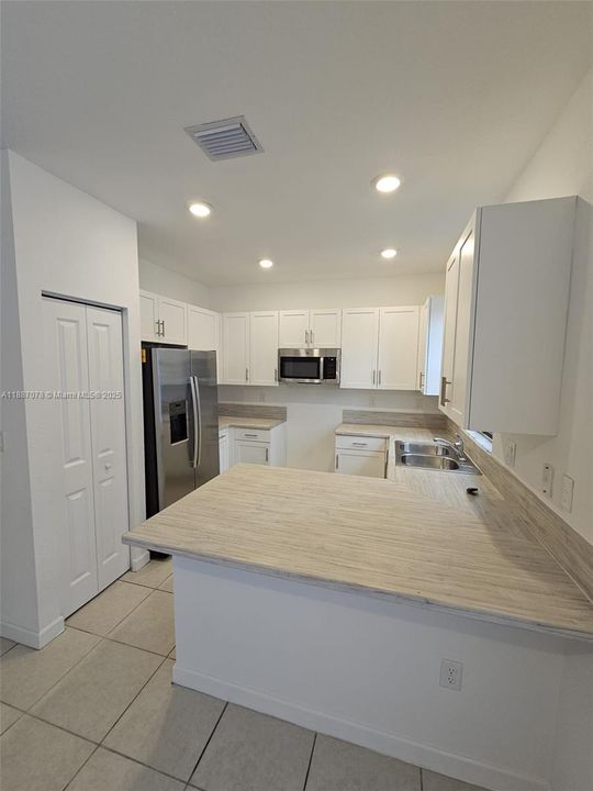 合同活跃: $3,500 (3 贝兹, 2 浴室, 1708 平方英尺)