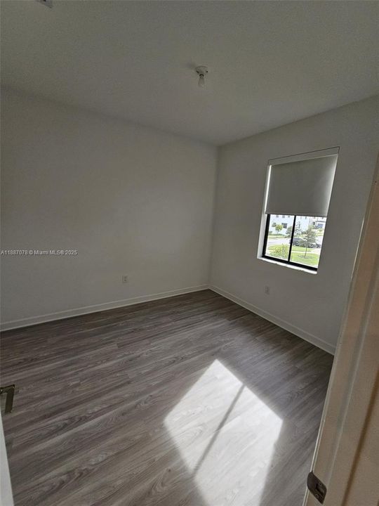 合同活跃: $3,500 (3 贝兹, 2 浴室, 1708 平方英尺)