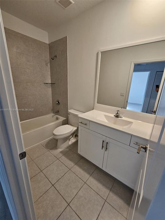 合同活跃: $3,500 (3 贝兹, 2 浴室, 1708 平方英尺)