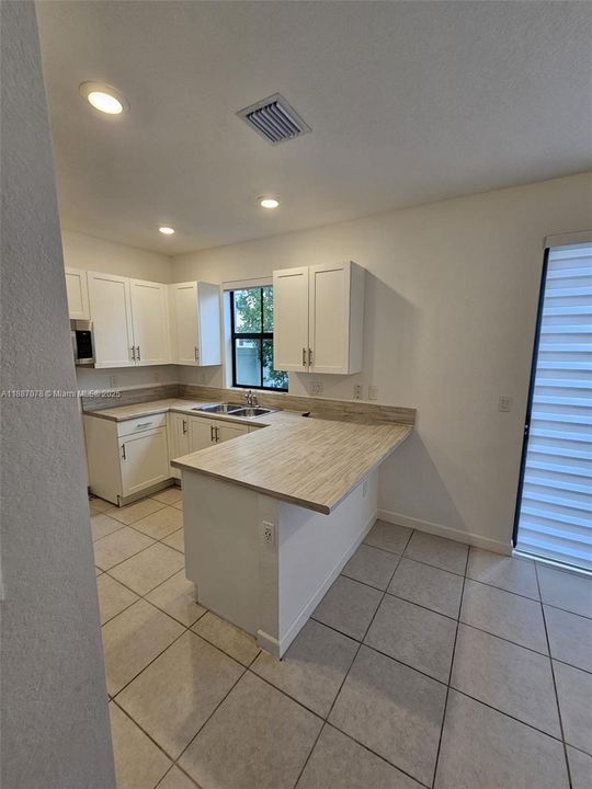 合同活跃: $3,500 (3 贝兹, 2 浴室, 1708 平方英尺)