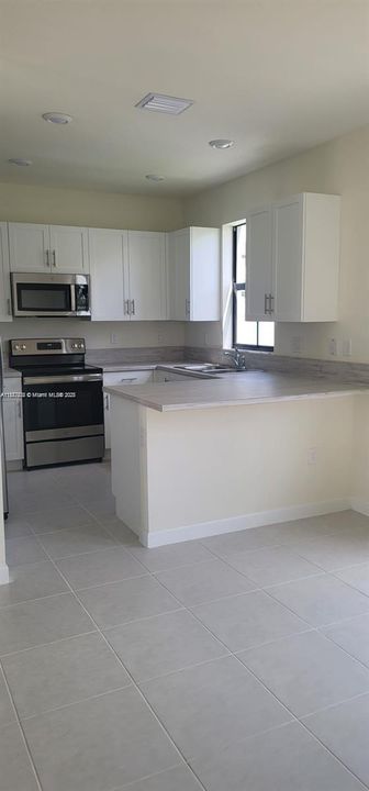 合同活跃: $3,500 (3 贝兹, 2 浴室, 1708 平方英尺)