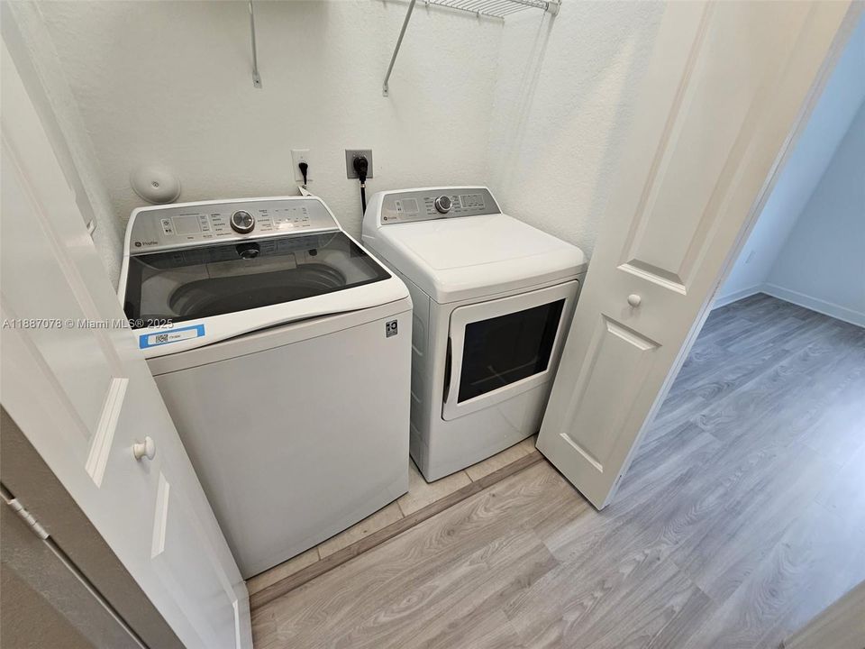 合同活跃: $3,500 (3 贝兹, 2 浴室, 1708 平方英尺)