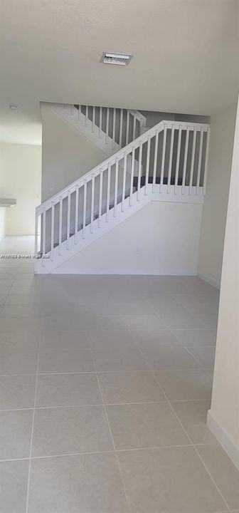 合同活跃: $3,500 (3 贝兹, 2 浴室, 1708 平方英尺)