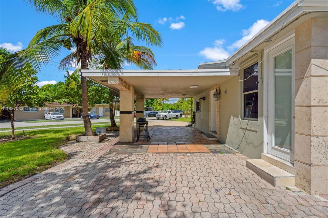 Active With Contract: $499,900 (5 beds, 4 baths, 1304 Square Feet)