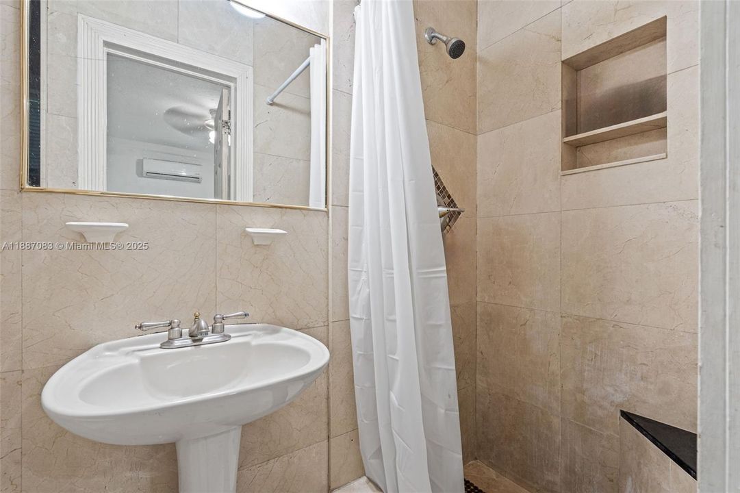 Active With Contract: $499,900 (5 beds, 4 baths, 1304 Square Feet)