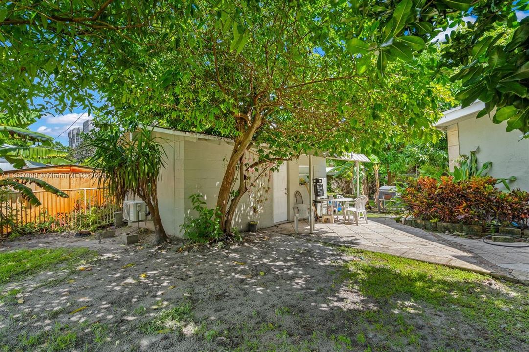 Active With Contract: $499,900 (5 beds, 4 baths, 1304 Square Feet)