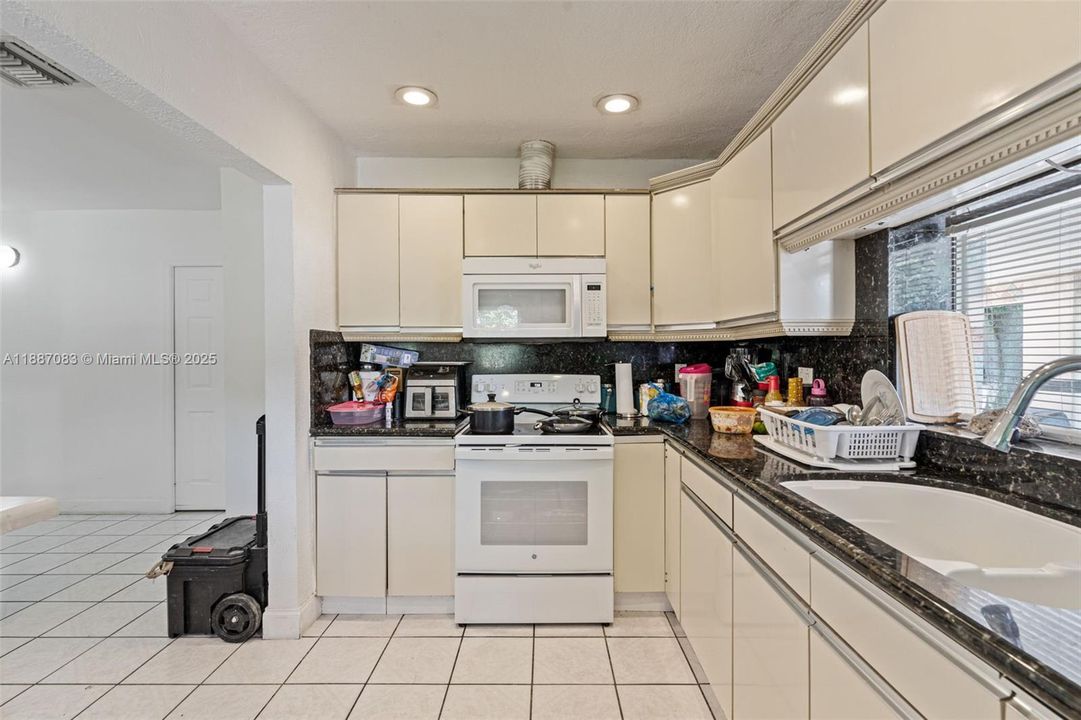 Active With Contract: $499,900 (5 beds, 4 baths, 1304 Square Feet)