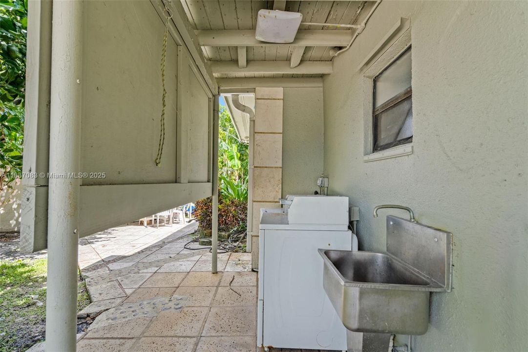 Active With Contract: $499,900 (5 beds, 4 baths, 1304 Square Feet)