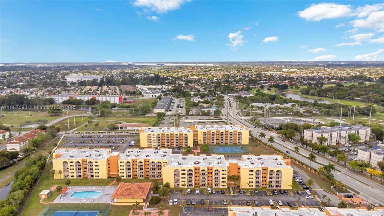 Recently Sold: $215,900 (1 beds, 1 baths, 870 Square Feet)