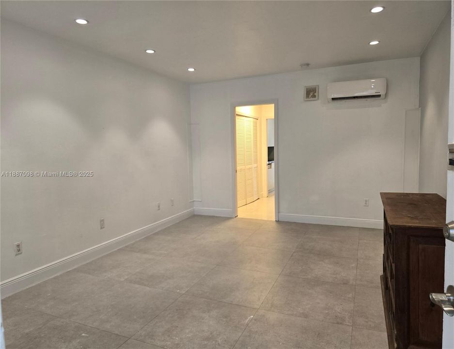 For Sale: $225,000 (1 beds, 1 baths, 447 Square Feet)