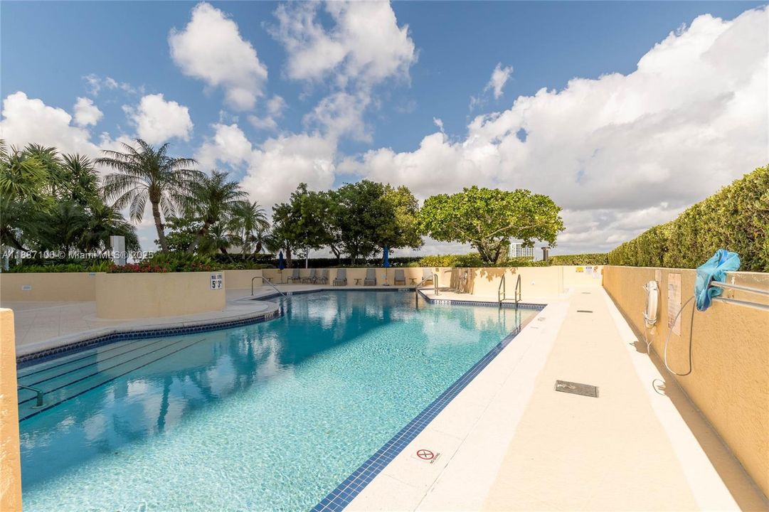 Recently Rented: $4,300 (2 beds, 2 baths, 1280 Square Feet)