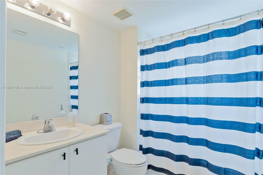 Recently Rented: $4,300 (2 beds, 2 baths, 1280 Square Feet)