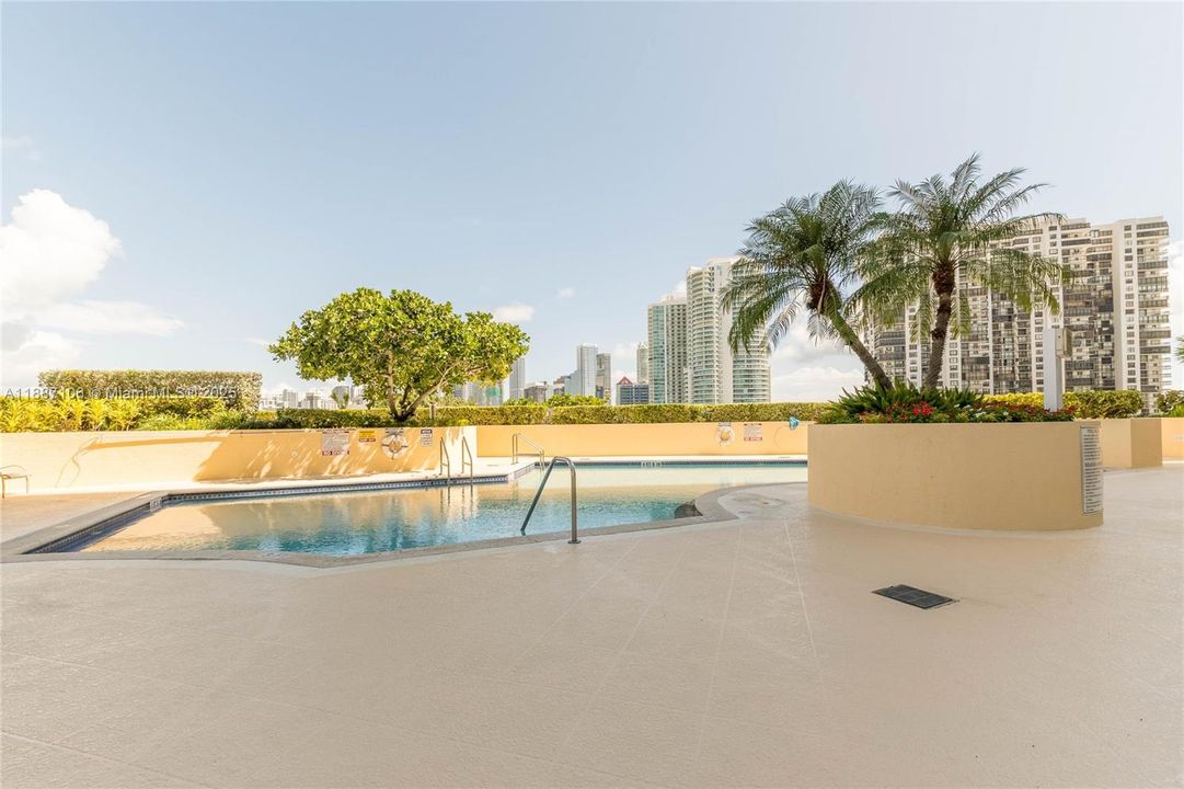 Recently Rented: $4,300 (2 beds, 2 baths, 1280 Square Feet)