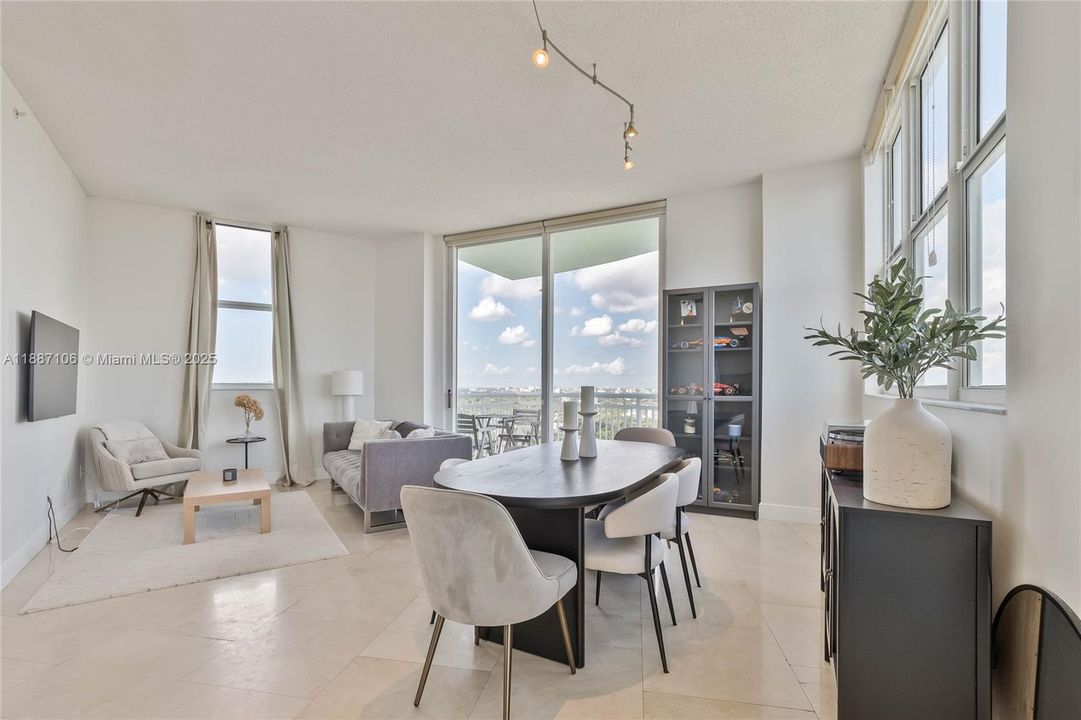 Recently Rented: $4,300 (2 beds, 2 baths, 1280 Square Feet)