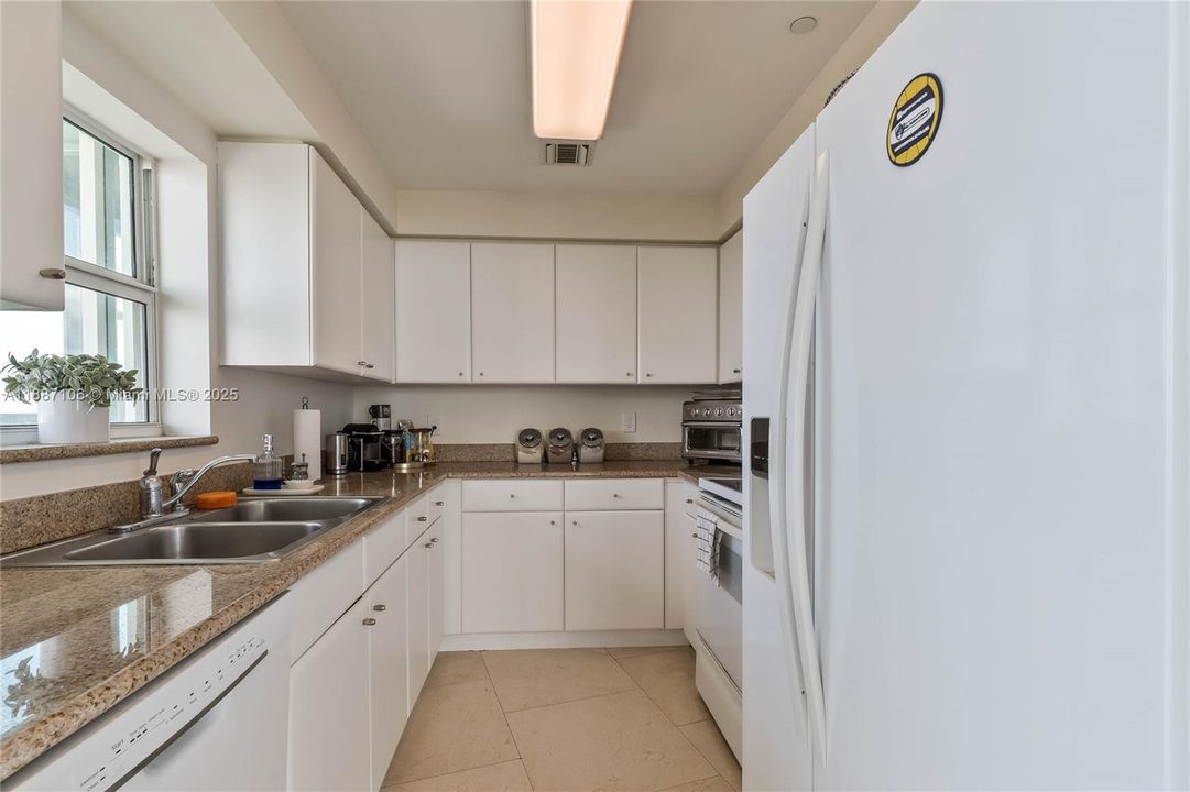 Recently Rented: $4,300 (2 beds, 2 baths, 1280 Square Feet)