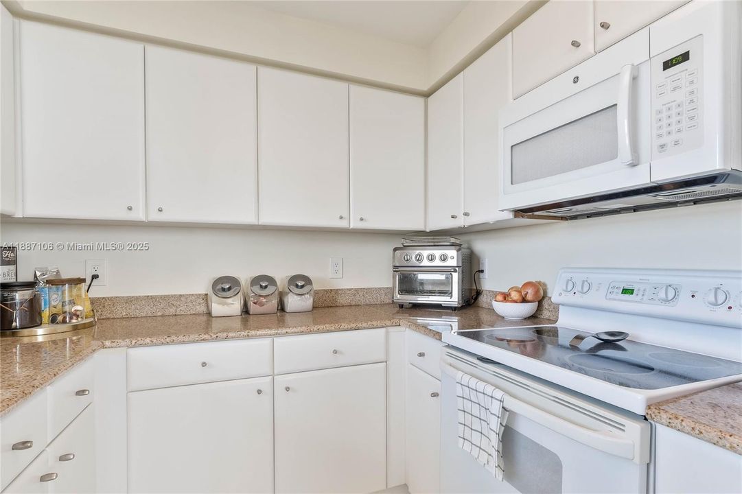 Recently Rented: $4,300 (2 beds, 2 baths, 1280 Square Feet)