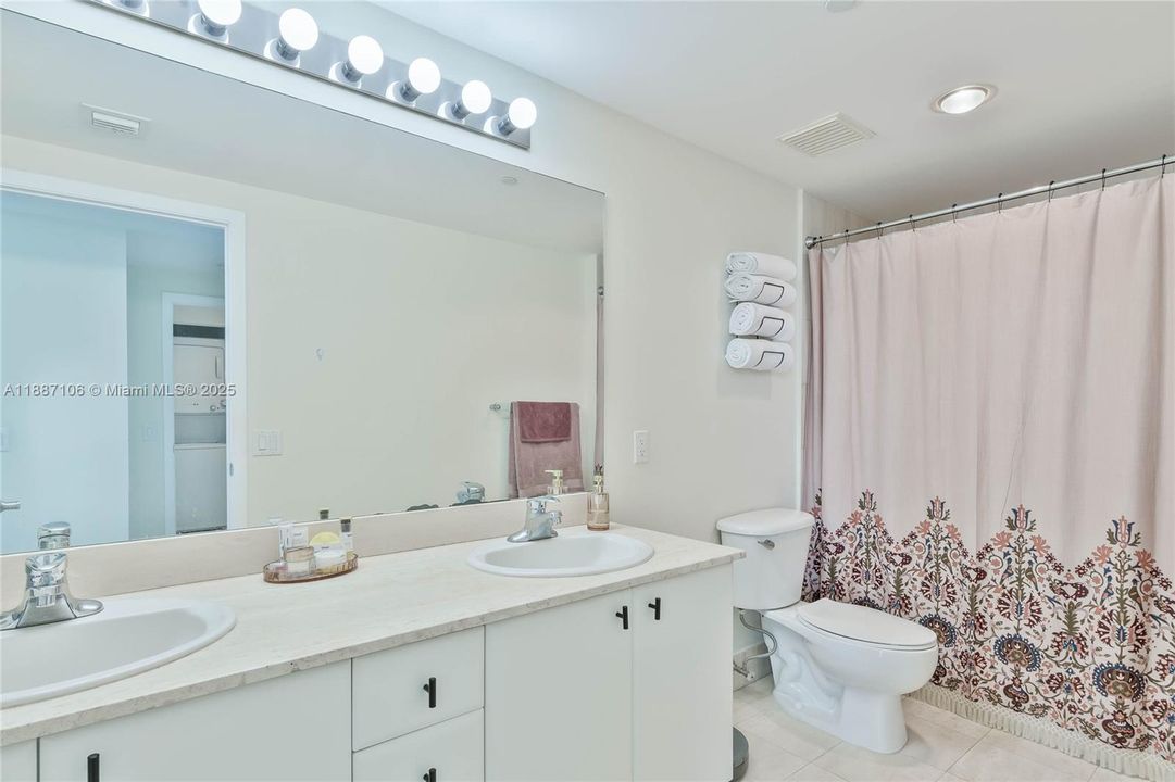 Recently Rented: $4,300 (2 beds, 2 baths, 1280 Square Feet)