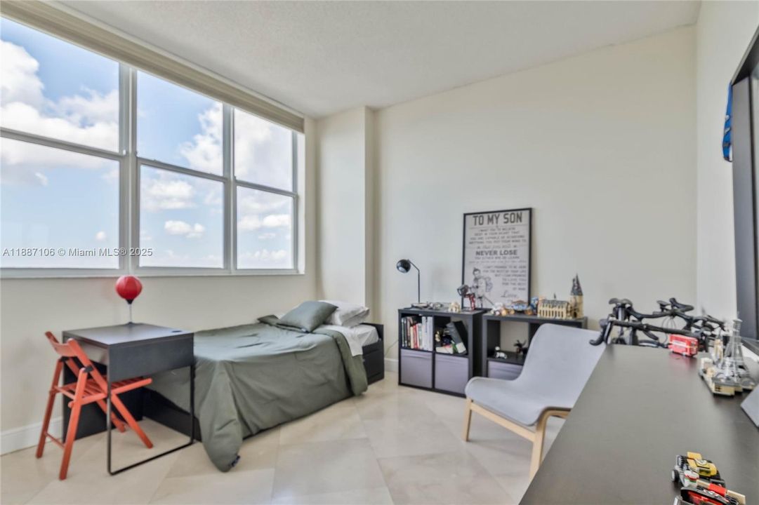 Recently Rented: $4,300 (2 beds, 2 baths, 1280 Square Feet)