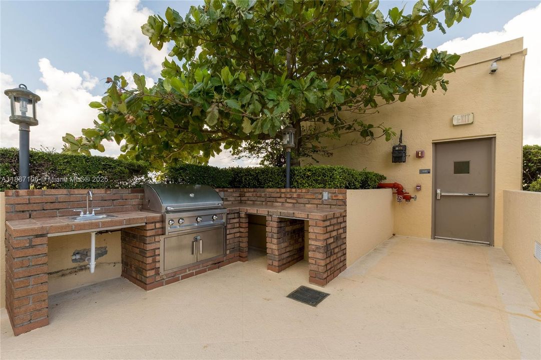 Recently Rented: $4,300 (2 beds, 2 baths, 1280 Square Feet)