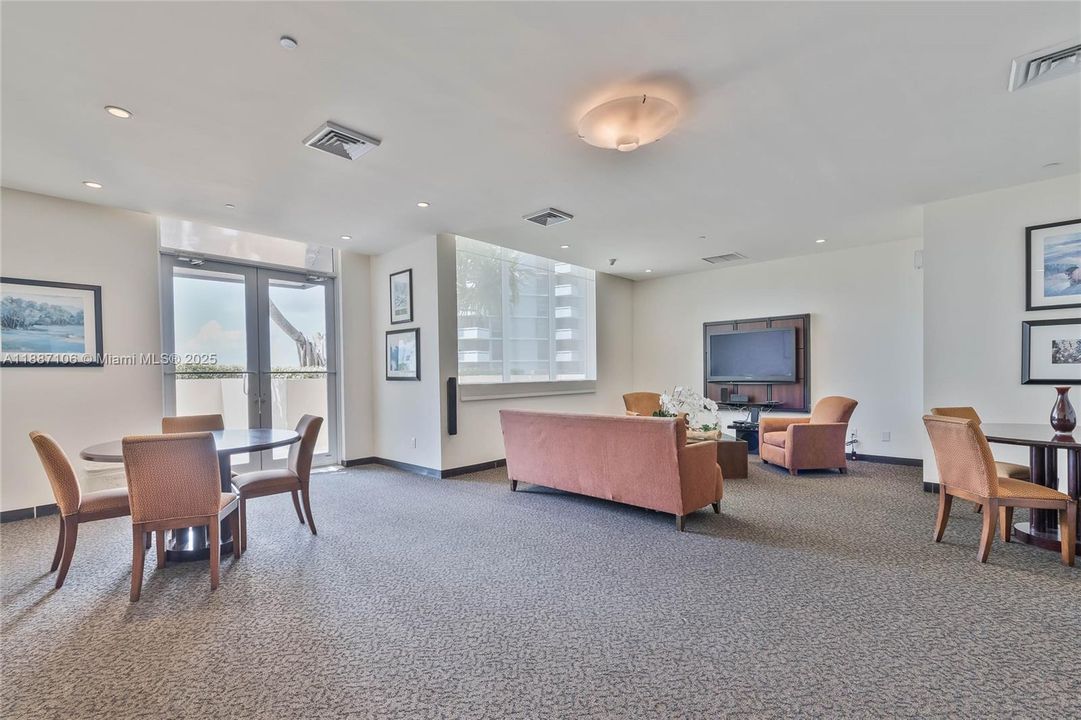 Recently Rented: $4,300 (2 beds, 2 baths, 1280 Square Feet)