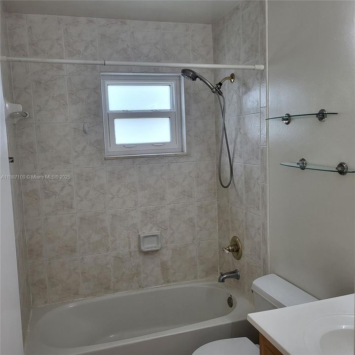 Active With Contract: $3,350 (3 beds, 2 baths, 1253 Square Feet)