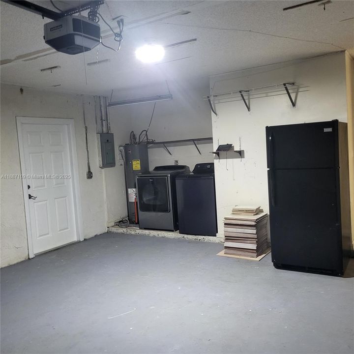 Active With Contract: $3,350 (3 beds, 2 baths, 1253 Square Feet)