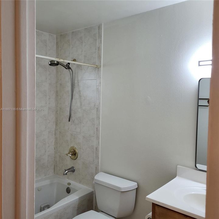 Active With Contract: $3,350 (3 beds, 2 baths, 1253 Square Feet)