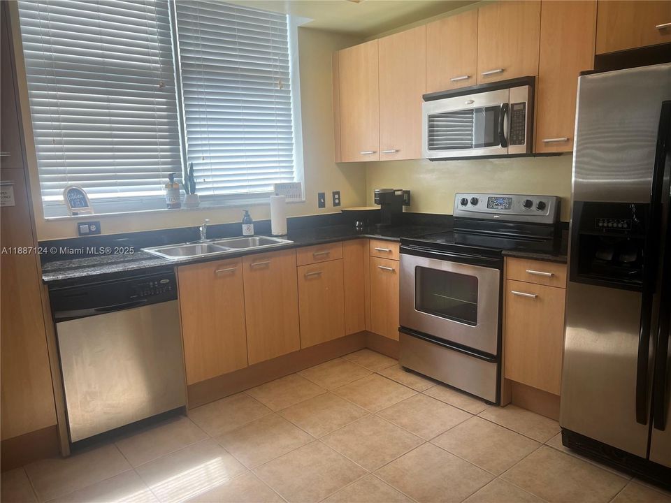 待售: $241,590 (1 贝兹, 1 浴室, 783 平方英尺)