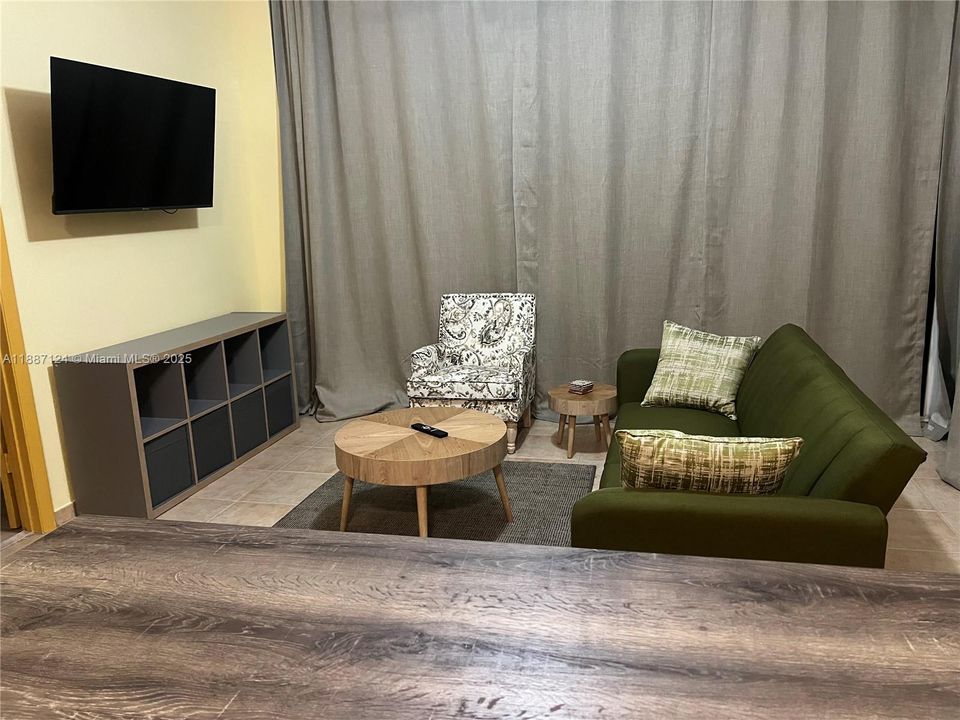 待售: $241,590 (1 贝兹, 1 浴室, 783 平方英尺)