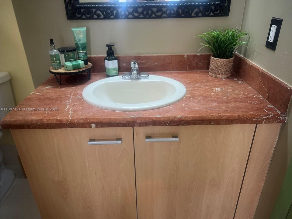 待售: $241,590 (1 贝兹, 1 浴室, 783 平方英尺)