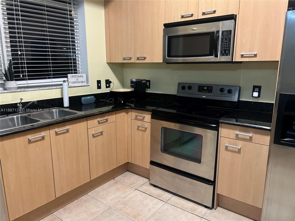 待售: $241,590 (1 贝兹, 1 浴室, 783 平方英尺)