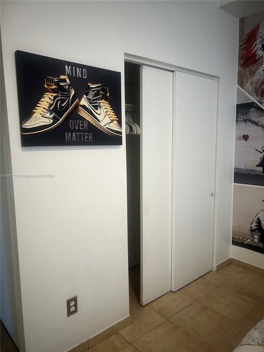 待售: $241,590 (1 贝兹, 1 浴室, 783 平方英尺)