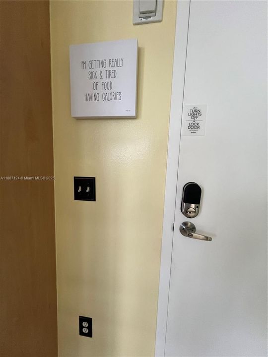 待售: $241,590 (1 贝兹, 1 浴室, 783 平方英尺)