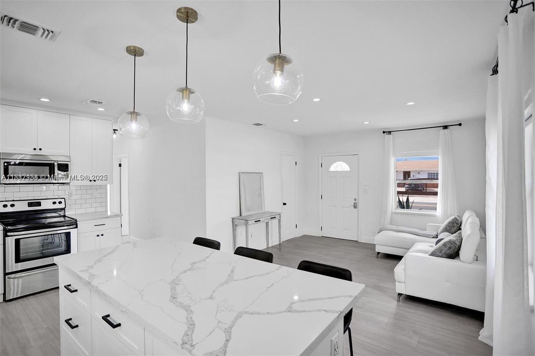 Недавно продано: $675,000 (3 спален, 1 ванн, 975 Квадратных фут)