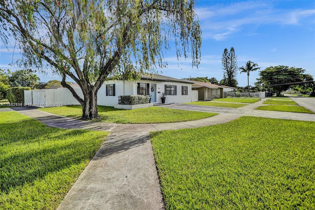 Недавно продано: $675,000 (3 спален, 1 ванн, 975 Квадратных фут)