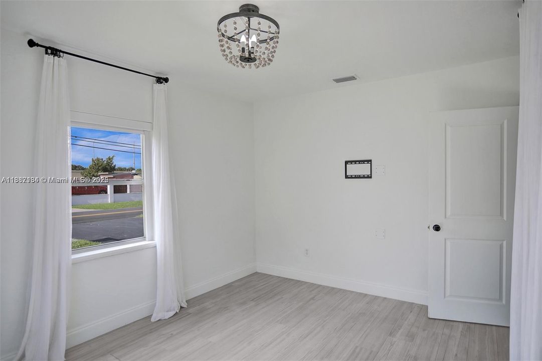 Недавно продано: $675,000 (3 спален, 1 ванн, 975 Квадратных фут)