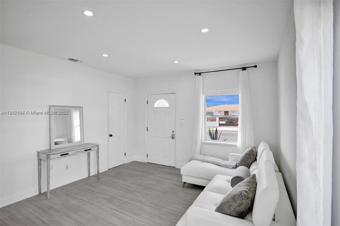 Недавно продано: $675,000 (3 спален, 1 ванн, 975 Квадратных фут)