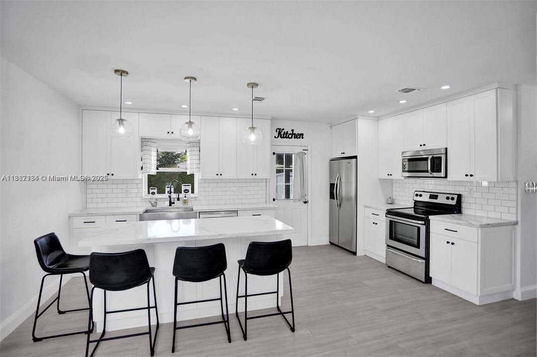 Недавно продано: $675,000 (3 спален, 1 ванн, 975 Квадратных фут)