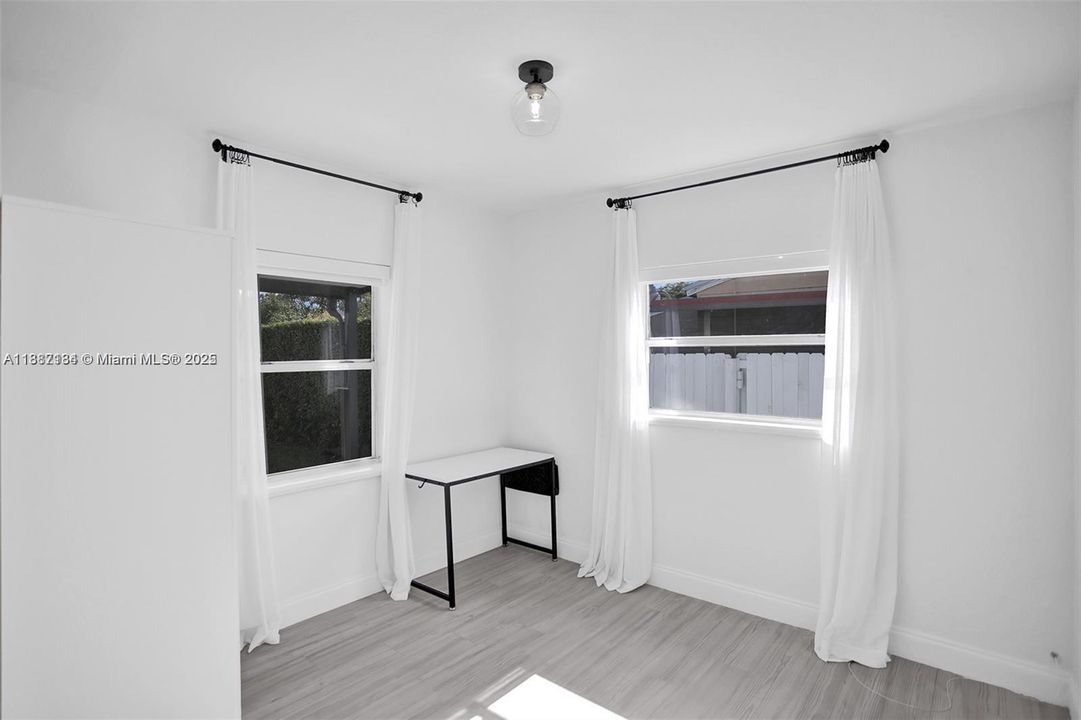 Недавно продано: $675,000 (3 спален, 1 ванн, 975 Квадратных фут)